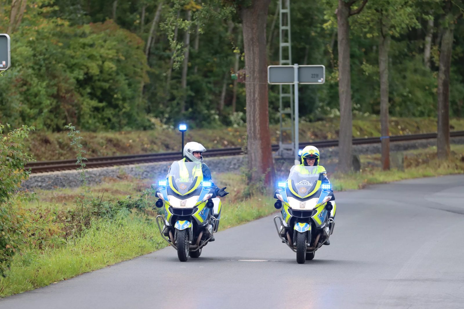 Motorräder der Polizei auf der Strecke eines Stadtmarathons