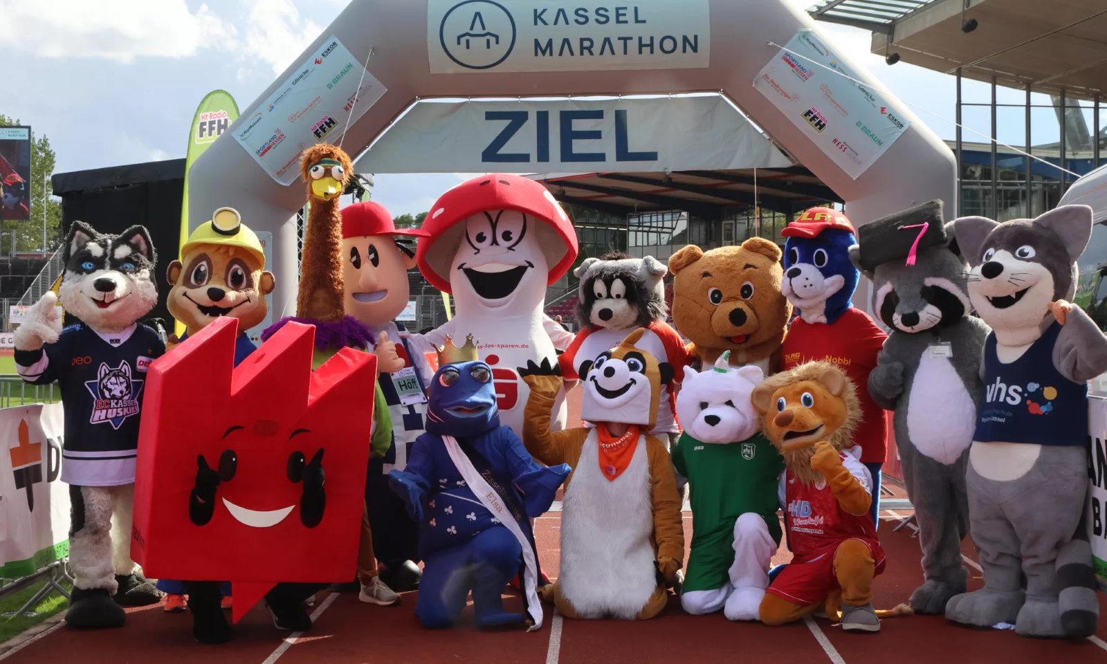 Zielbogen eines Stadtmarathons mit Läuferinnen und Läufern