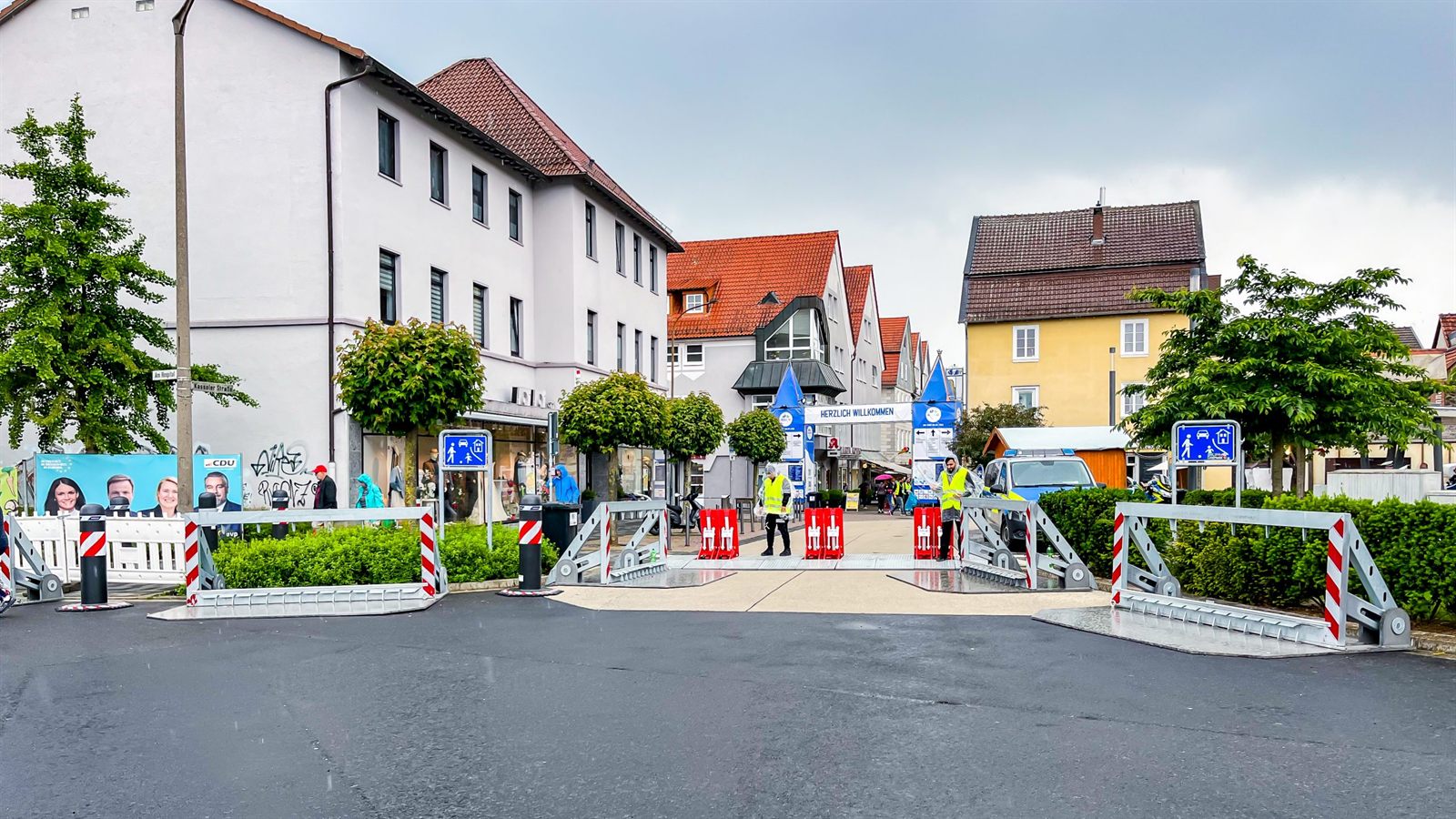 Mobile Fahrzeugsperren an einer Straße in einer Innenstadt