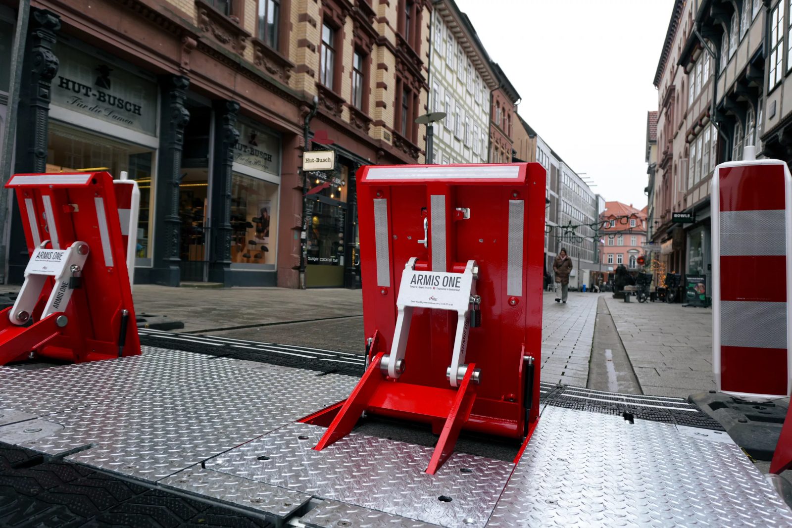 Mobile Fahrzeugsperren auf Bodenplatten in einer Einkaufsstraße