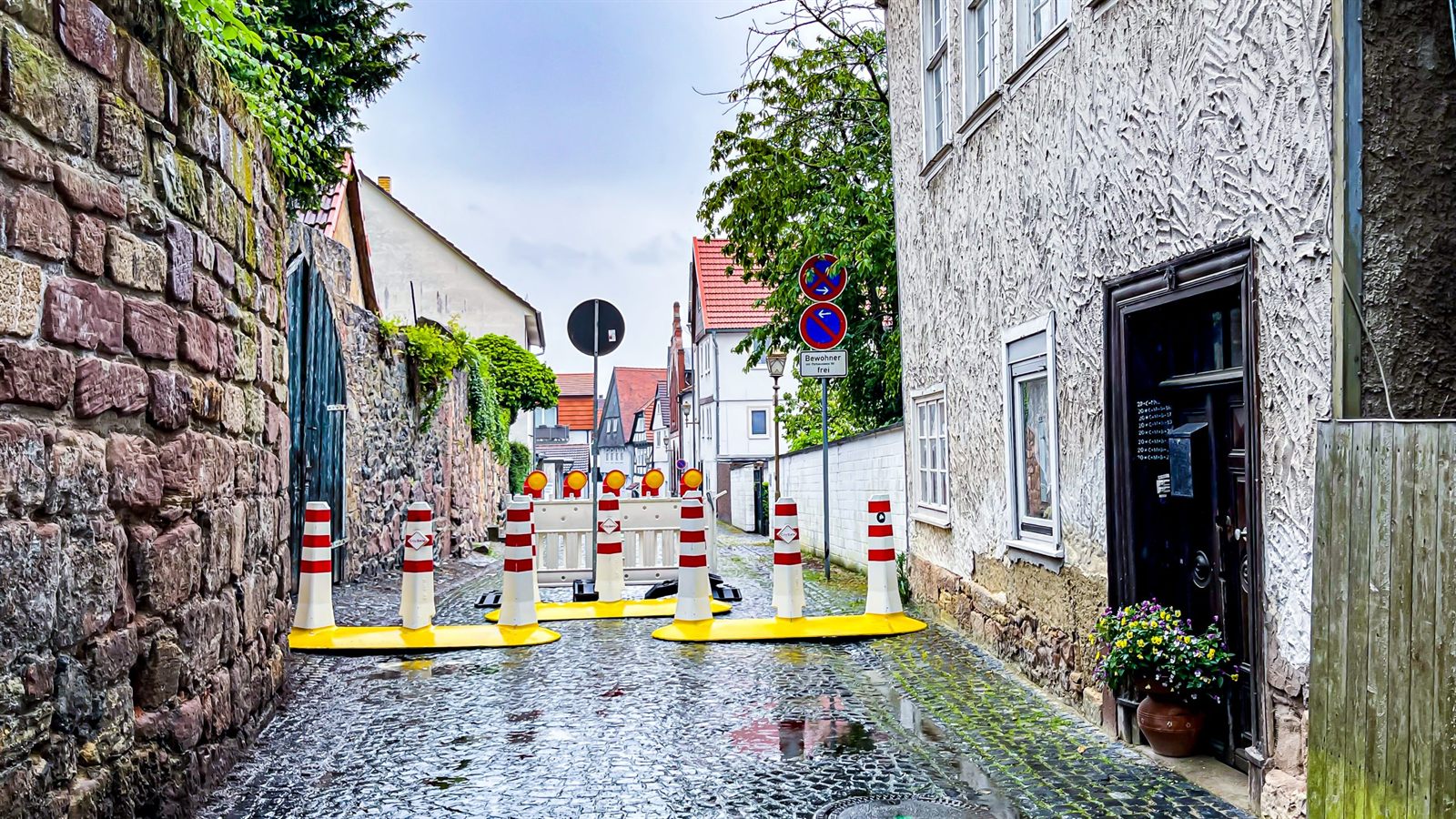Mobile Fahrzeugsperren in einer Sperrlinie an einer Straße mit Beschilderung