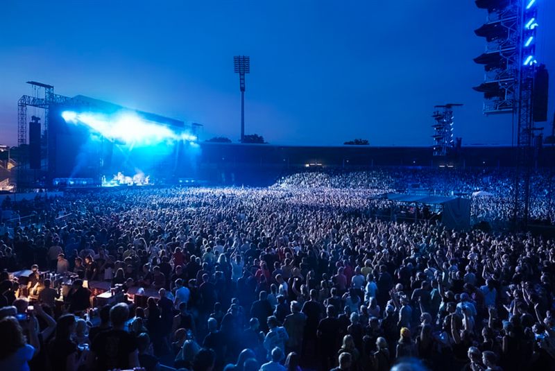 Konzert in einem Stadion bei Nacht, Publikum vor der Bühne