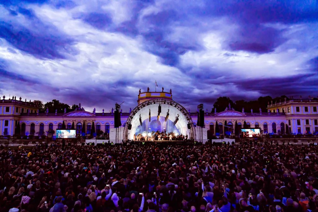 Publikum vor der Bühne bei einem Open-Air-Konzert auf einem Stadtplatz