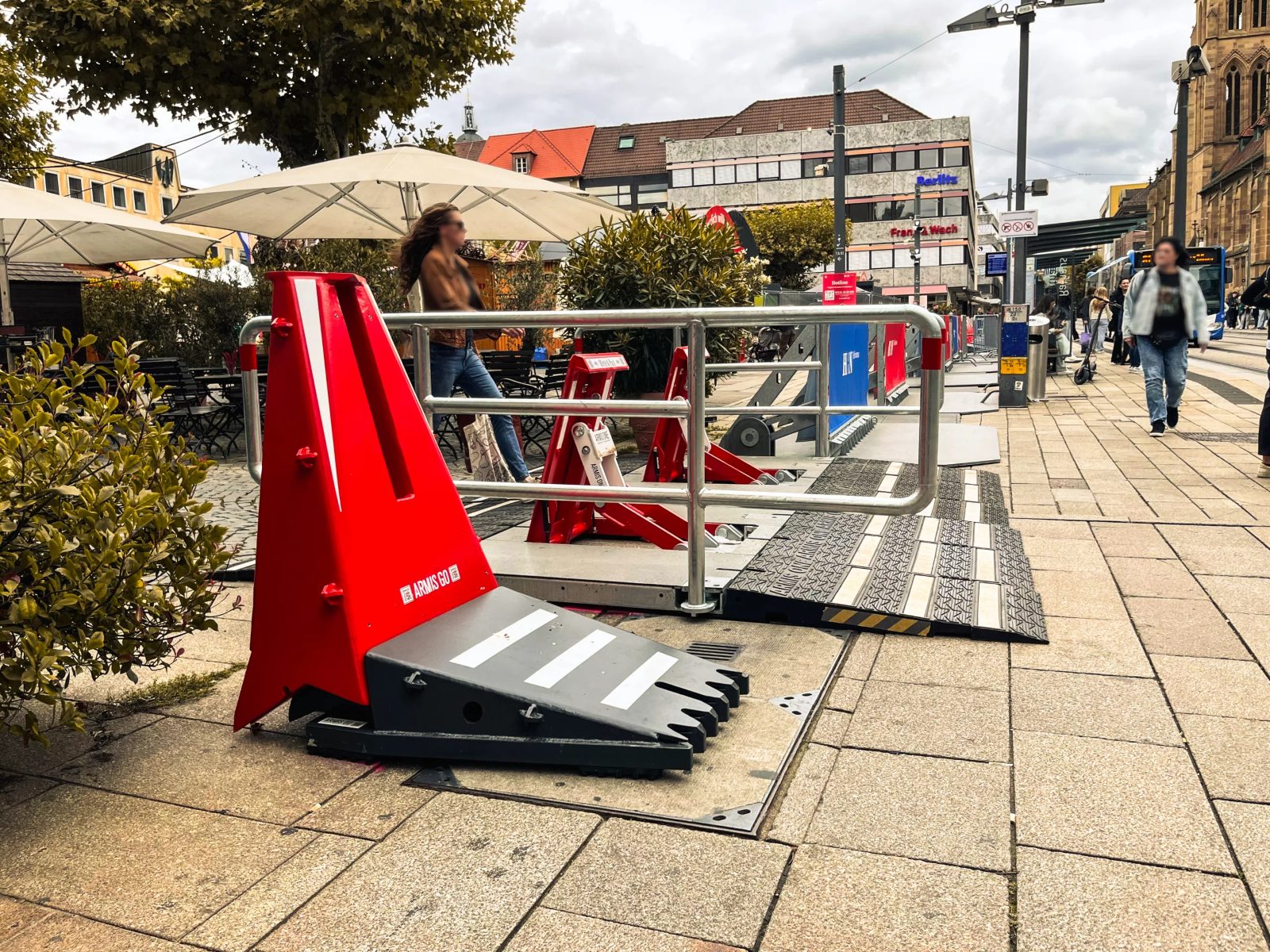 Rote mobile Fahrzeugsperren an der Zufahrt zu einem Weinfest