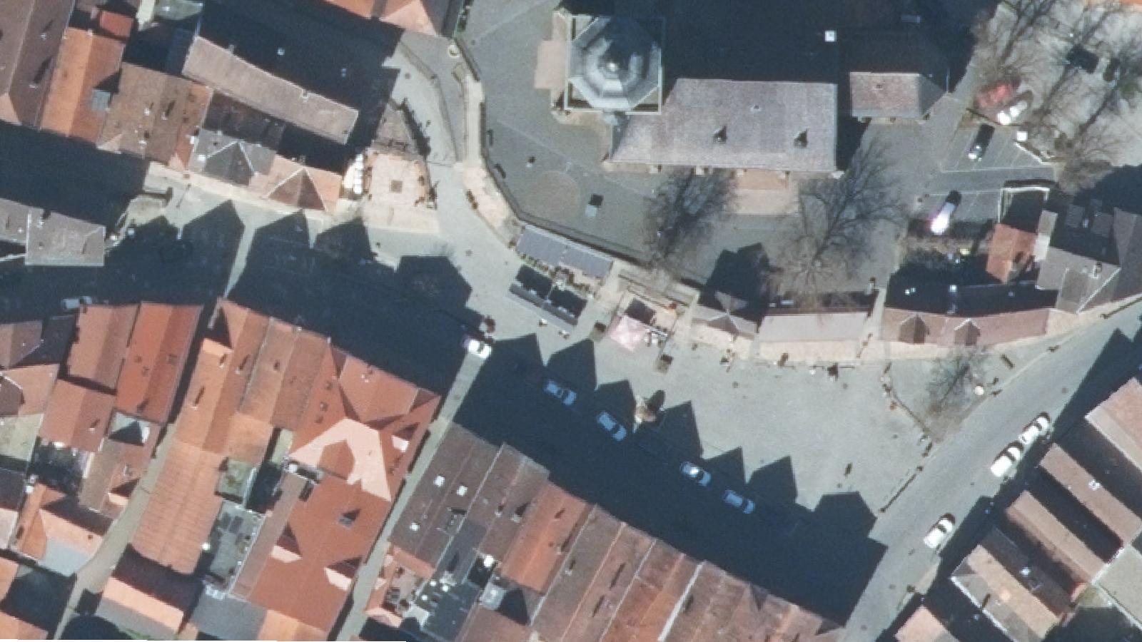 Luftbild eines Marktplatzes zum Setzen einer Sperrlinie