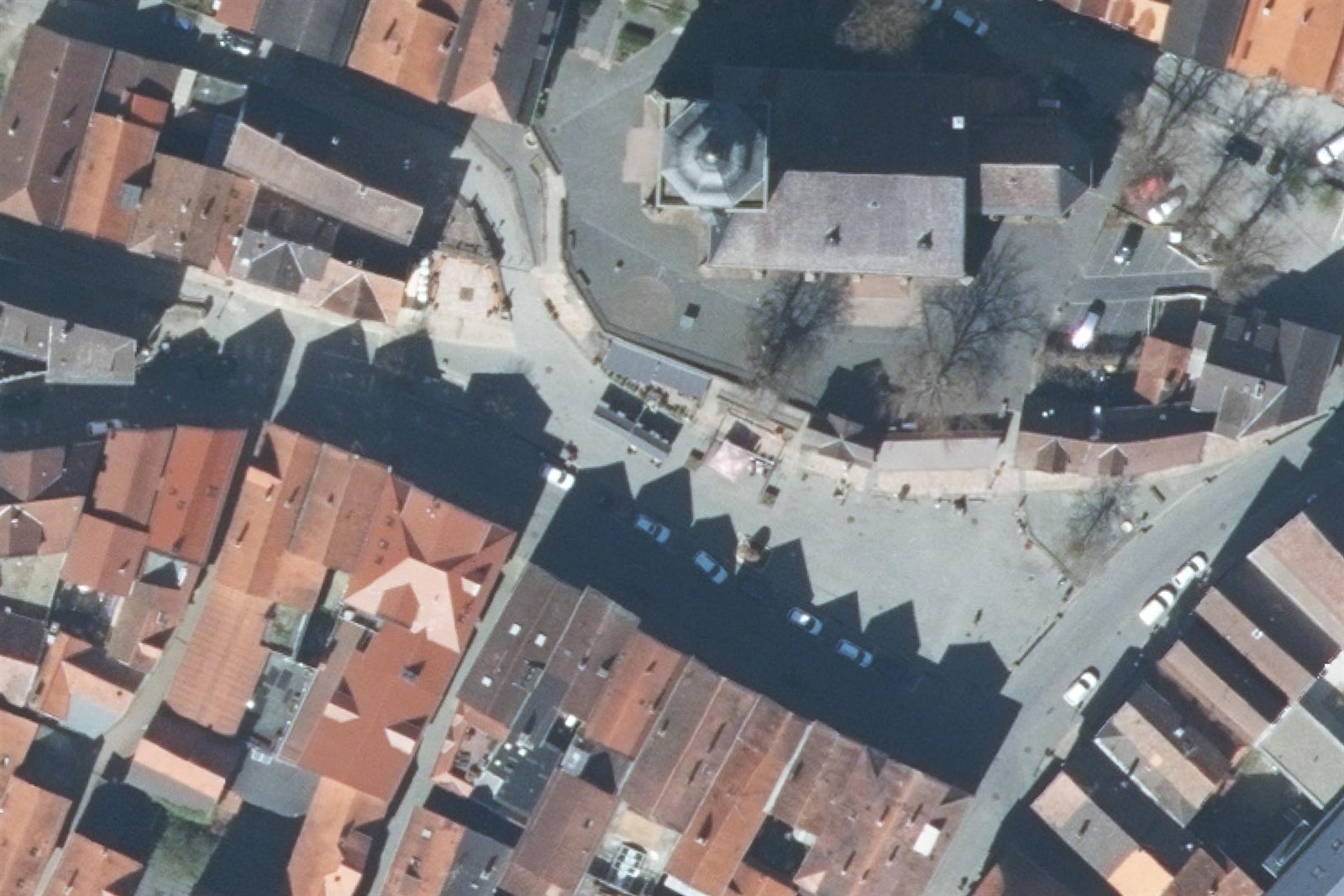 Luftbild eines Marktplatzes ohne Planung